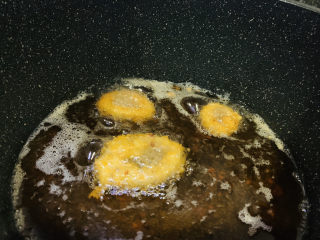 15、黄金鱿鱼圈,中小火慢炸；