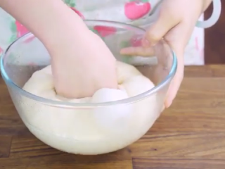 6、火腿芝士面包,发好的面团捶一下,以排出空气,再转到案板上,均匀的四处按压,排出大的空气