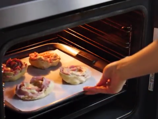 10、火腿芝士面包,用烤箱发酵,一个烤盘倒入热水放下层,面包放上层,发酵半小时,使体积增至两倍大