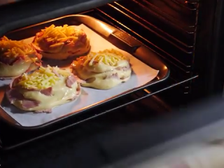 12、火腿芝士面包,放入烤箱,中下层,180度烤20分钟