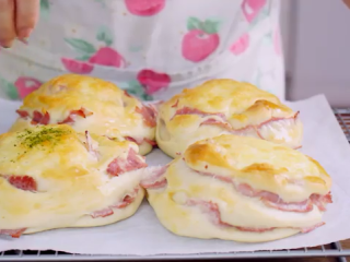 13、火腿芝士面包,撒上青海苔粉,晾凉即可