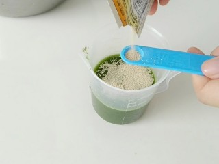 1、绿皮捣蛋猪奶黄花样餐包,大麦若叶，酵母，用水化开。倒入面粉，揉成光滑面团发酵。