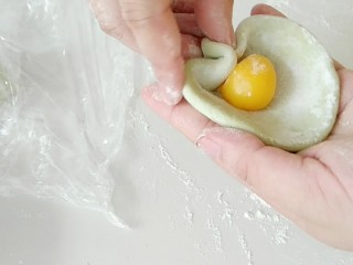 3、绿皮捣蛋猪奶黄花样餐包,擀成包子皮，包入奶黄球，喜欢吃啥包啥啊。