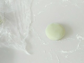4、绿皮捣蛋猪奶黄花样餐包,包好后，摁成扁圆扁圆的形状。