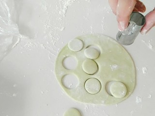 5、绿皮捣蛋猪奶黄花样餐包,制作猪鼻子，只要是图中大小差不多的圆形模具都可以。