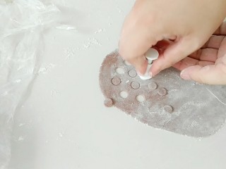 6、绿皮捣蛋猪奶黄花样餐包,做黑色部分的眼睛，没有模具，用手团啊。