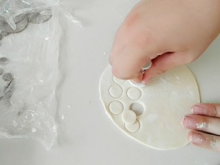 7、绿皮捣蛋猪奶黄花样餐包,白色部分眼睛，皮擀的薄些。