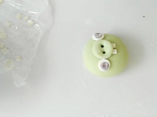 9、绿皮捣蛋猪奶黄花样餐包,粘上黑白部分眼睛。