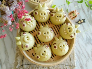 12、绿皮捣蛋猪奶黄花样餐包,蒸好后，关火闷几分钟，再开锅。