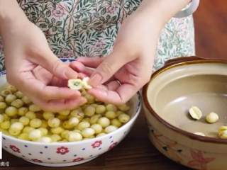 1、蛋黄莲蓉月饼,用水泡软干莲子8小时左右，去除莲心