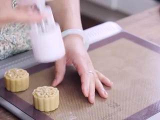 14、蛋黄莲蓉月饼,烤箱预热180度，把月饼放入模具中，按压在烤盘上压到底，月饼就成型了