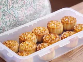 17、蛋黄莲蓉月饼,放入保鲜盒中密封保存1-2天再吃