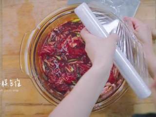 5、玫瑰叉烧煲仔饭,抓打入味，用保鲜膜包住，腌制30分钟