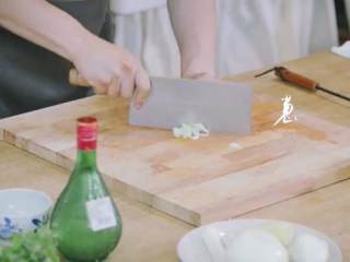 6、玫瑰叉烧煲仔饭,葱洋葱切碎姜切片