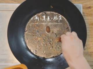 7、玫瑰叉烧煲仔饭,取炒锅，倒入适量油，加入葱、姜、香菜叶及适量酱油翻炒再倒入适量水，加草果、八角、桂皮、白糖熬煮片刻