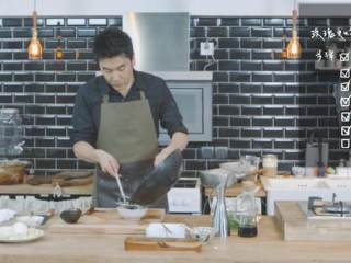 8、玫瑰叉烧煲仔饭,小火收汁，过筛子倒出酱汁