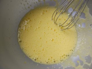 3、可可钢琴蛋糕,将蛋黄加水，10克细砂糖和植物油，用蛋抽打成颜色变浅，体积变大的乳化状态