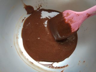 5、可可钢琴蛋糕,翻拌均匀，备用