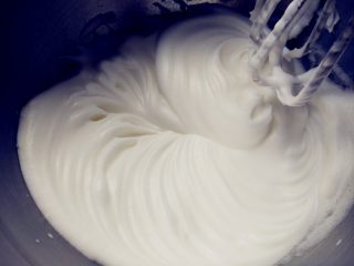 8、可可钢琴蛋糕,打发到痕迹明显，再加入1/3的细砂糖，继续打发