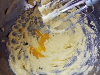 15、可可钢琴蛋糕,分次加入蛋液，用打蛋器搅打到完全融合