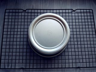 17、可可钢琴蛋糕,蛋糕烤好了，取出倒扣晾凉