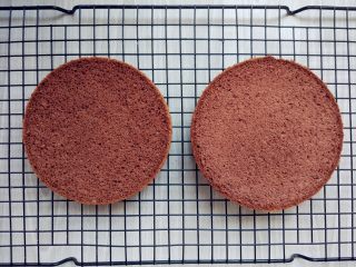 19、可可钢琴蛋糕,将晾凉的可可戚风蛋糕脱模，切去顶部，分成一薄一厚的两片