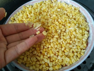 3、免炒无油无糖~清甜绿豆冰糕,蒸好的绿豆一撵就碎颗粒分明