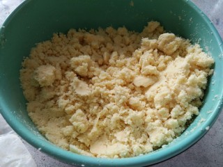 9、免炒无油无糖~清甜绿豆冰糕,最后用手抓匀了,能打湿成团了,就可以停止加蜂蜜了