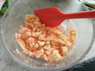 15、免炒无油无糖~清甜绿豆冰糕,然后我们把它拌均匀了(如果感觉偏干就再加几滴蜂蜜)