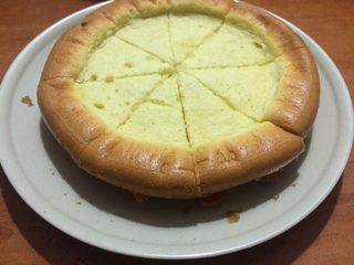 12、电饭煲蛋糕家庭做法,将蛋糕盛放在盘子里，切成几等份，即可品尝美味的戚风蛋糕。