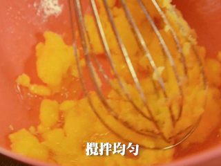 4、咔吱咔吱，香浓酥脆的-----杏仁瓦片酥,继续用手动打蛋器搅拌均匀，速度不要过快