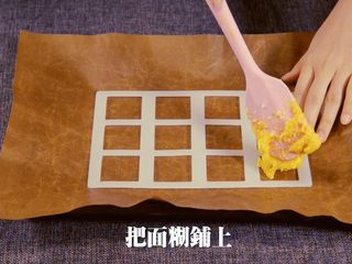 7、咔吱咔吱，香浓酥脆的-----杏仁瓦片酥,在烤盘上铺上油纸或者锡纸防止粘连，放上瓦片模子，没有模子的话，也可以自由发挥～