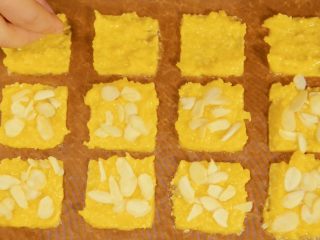 10、咔吱咔吱，香浓酥脆的-----杏仁瓦片酥,在瓦片表面撒上杏仁片