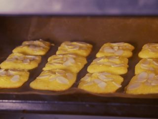 12、咔吱咔吱，香浓酥脆的-----杏仁瓦片酥,边缘微微上色就可以咯～