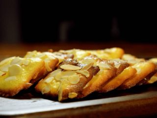 14、咔吱咔吱，香浓酥脆的-----杏仁瓦片酥,快来试试吧