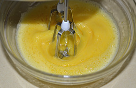 5、海绵蛋糕,用电动打蛋器高速打发,每秒钟两圈的速度持续搅打约4分钟。