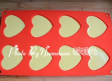 13、芒果酸奶冻芝士蛋糕,放入冰箱冷冻。