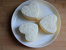 15、芒果酸奶冻芝士蛋糕,脱模后在芒果酸奶冻芝士蛋糕表面撒上一些椰蓉点缀，放入冰箱冷藏或室温环境下放置半小时即可食用。