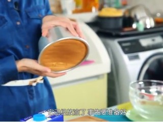 1、香橙慕斯,准备一个烤好的6英寸戚风蛋糕