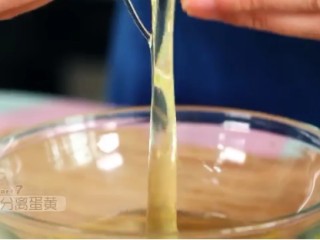 8、香橙慕斯,小火煮牛奶的时候,我们来分开蛋清和蛋黄,这个慕斯我们不用蛋清,只需要4个蛋黄