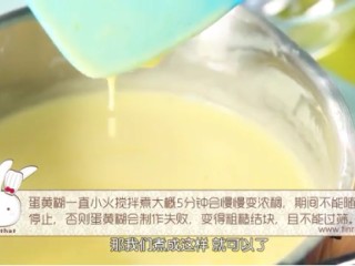 11、香橙慕斯,蛋黄糊中加入橙汁,再将蛋黄糊倒入牛奶锅,小火加热至浓稠状,加热中要不断搅拌,煮好后离火