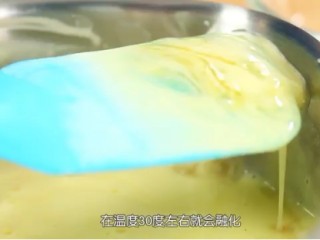 12、香橙慕斯,加入泡好的吉利丁片,搅拌至融化