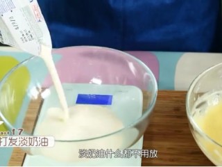 15、香橙慕斯,淡奶油什么都不用加,打发至浓稠状纹路出现但马上消失的状态,把淡奶油倒一半到冷却成浓稠状的蛋黄糊里面搅拌均匀