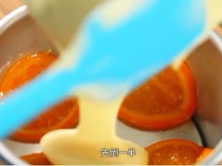 17、香橙慕斯,慕斯糊倒进去模具一半,放一片涂过糖浆的蛋糕片,再倒入剩下的慕斯糊,放进另外一片涂过糖浆的蛋糕片,让蛋糕片尽量和慕斯糊平行