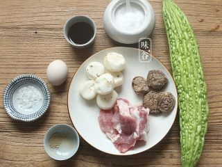 1、苦夏时的清爽下饭菜~酿苦瓜,准备好材料；