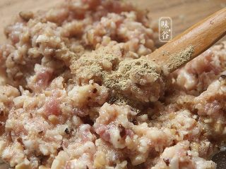 8、苦夏时的清爽下饭菜~酿苦瓜,放入胡椒粉;