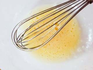 2、宝宝辅食:宝宝版咪咪虾条—想不想试试妈妈小时候的零食呢!24M+,将鸡蛋用手动打蛋器搅打至出泡即可