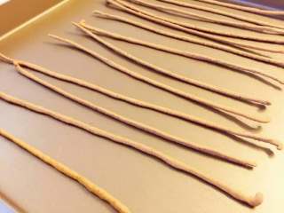 4、宝宝辅食:宝宝版咪咪虾条—想不想试试妈妈小时候的零食呢!24M+,放凉,然后直接用手掰成2-3cm就可以啦。