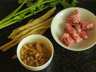 2、裙边腐竹排骨汤,将裙边清洗干净，排骨剁成小段