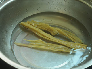 3、裙边腐竹排骨汤,腐竹清洗干净，不用泡发